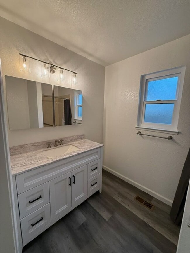 Building Photo - 3 Bedroom/2 Bathroom Home Available in Rincon Valley!