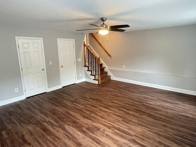 Building Photo - Hickory Hills home with fenced yard and deck!