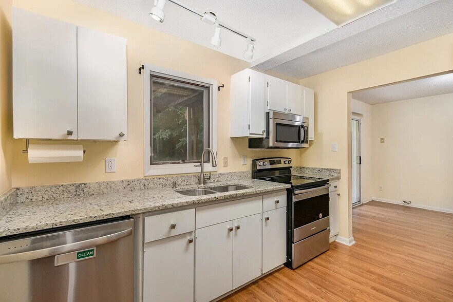 Building Photo - Room in Duplex on Spring St