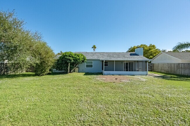 Building Photo - Centrally located 3 bedroom, 2 bathroom single family home