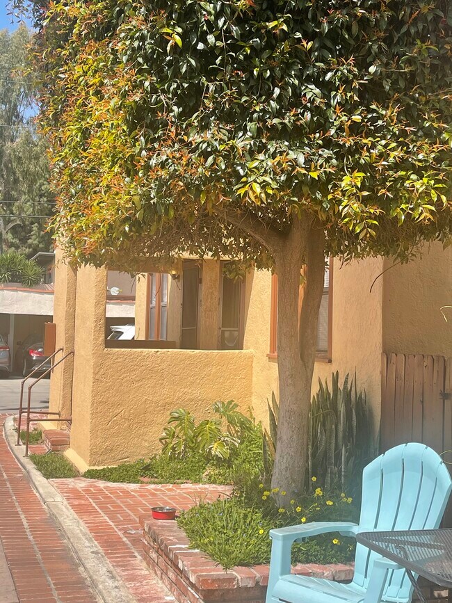 Building Photo - 5031 Bakman Ave