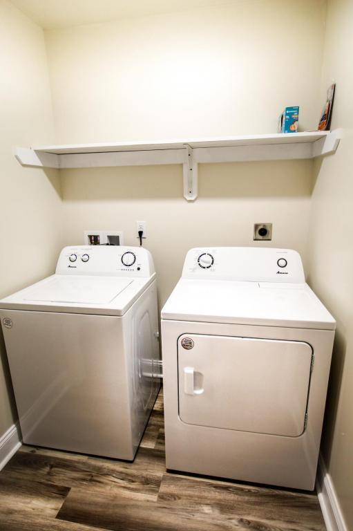 Building Photo - 1020 Primrose St SE