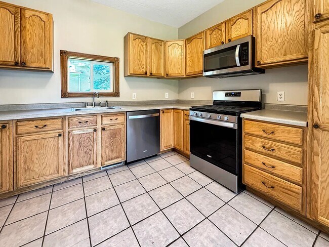 Building Photo - 465 3rd Ave