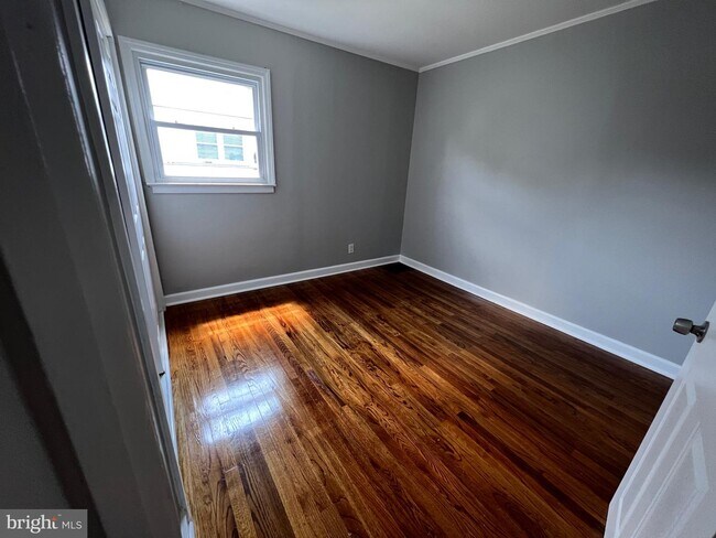 Building Photo - 27 Dunmore Ave