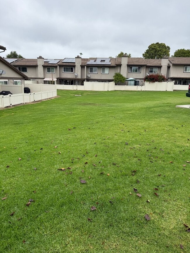 Building Photo - Spacious 4 bedroom condo backs to Westwood...