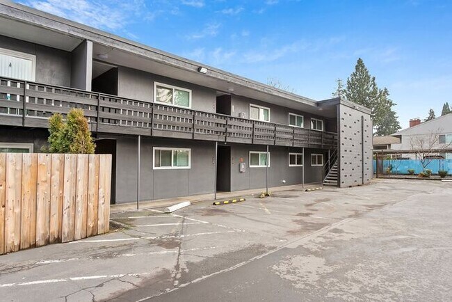 Building Photo - MOVE IN SPECIAL 1ST MONTH RENT FREE!! 2 be...