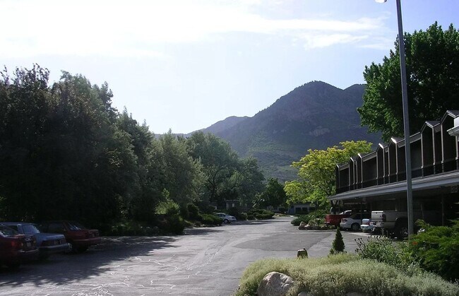 Building Photo - 1346 Millcreek Dr