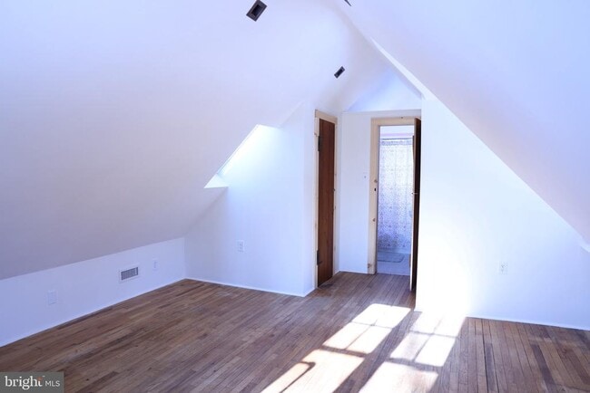 Building Photo - 2598 River Rd