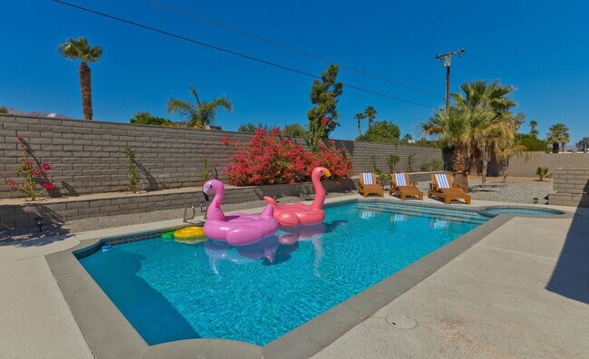 Building Photo - Modern home w Private Pool, Spa, Pets Welc...