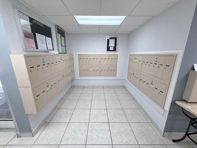 Building Photo - 1000 NE 14th Ave