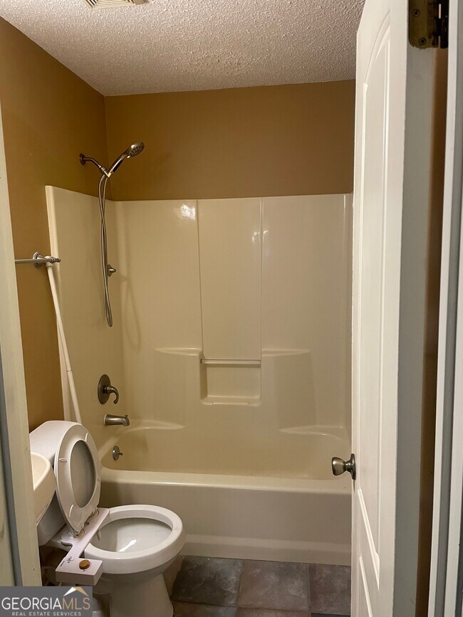 Building Photo - 108 Acorn Ct
