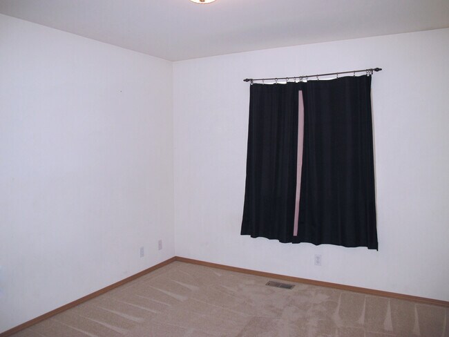 Building Photo - Charming 3 bedroom home w/master suite! Pe...