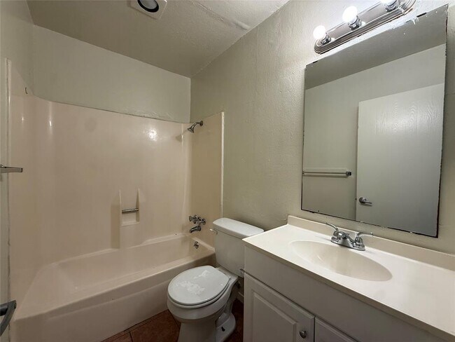 Building Photo - 1109 Village Green Dr