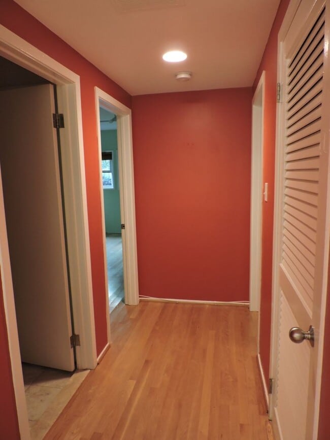 Building Photo - Spacious 2BR 2BA with Fireplace, Roof deck...