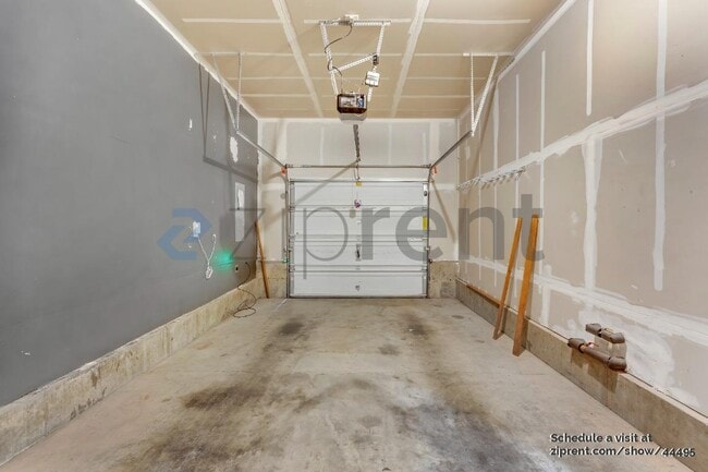 Building Photo - 4549 SE Satinwood St