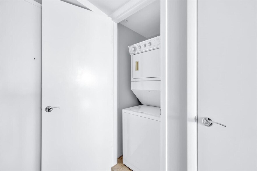 Building Photo - 1800 S Ocean Dr