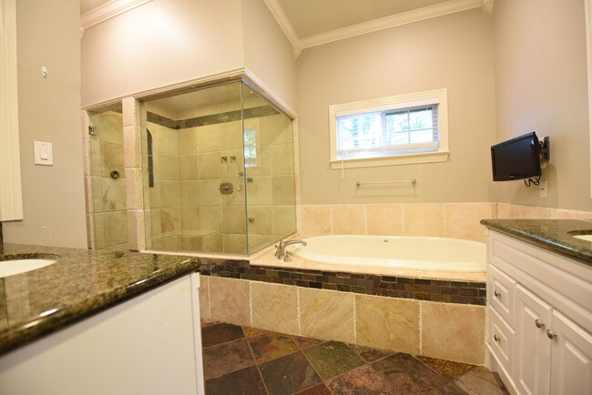 Building Photo - Walk to Inwood Village! Charming 3 bed 3 b...