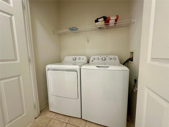 Building Photo - 2300 Silver Palm Dr