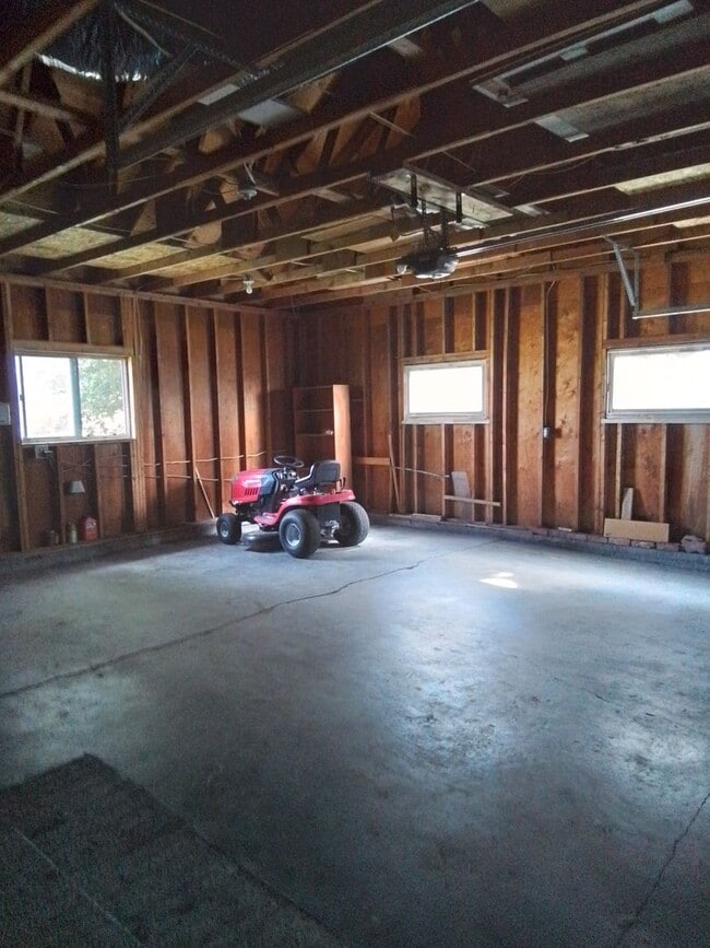 Building Photo - 3 BR 2 BA Horse and 1 small dog okay on ju...