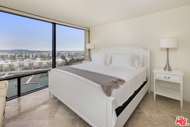 Building Photo - 4267 Marina City Dr