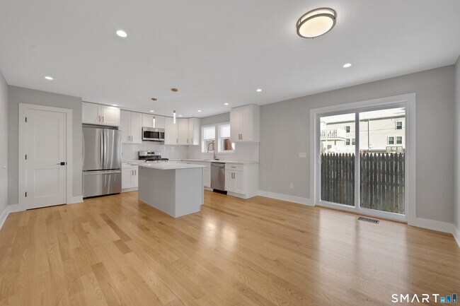 Building Photo - 20 Bouton St