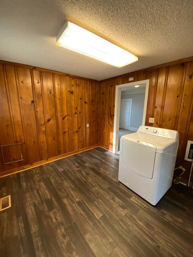 Building Photo - 2 bed 1 bath single family home newly remolded