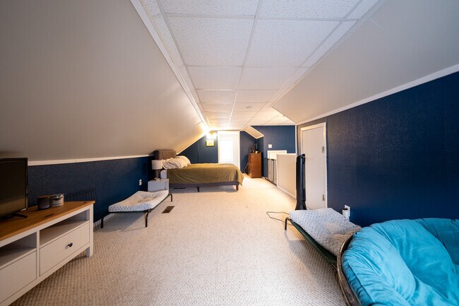 Building Photo - 1606 Grotto St N