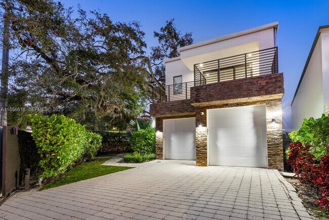 Building Photo - 310 SE 11th Ave