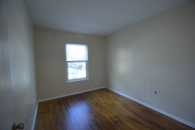 Building Photo - Recently Updated 3 Bedroom 1 Bath in Newark with a Partially Finished Basement