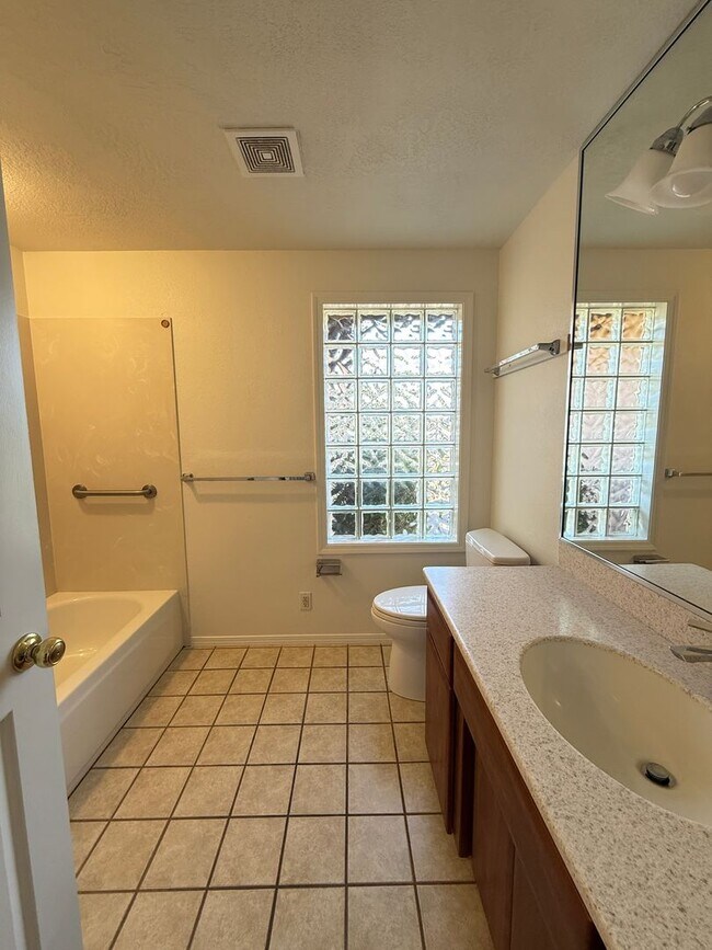 Building Photo - Immaculate 3 bedroom, 2 bath home in desirable Medford Neighborhood!