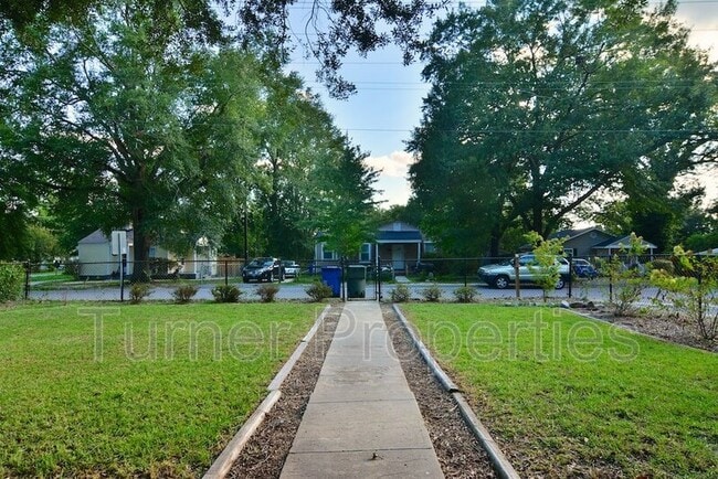 Building Photo - 2729 Kingswood Dr