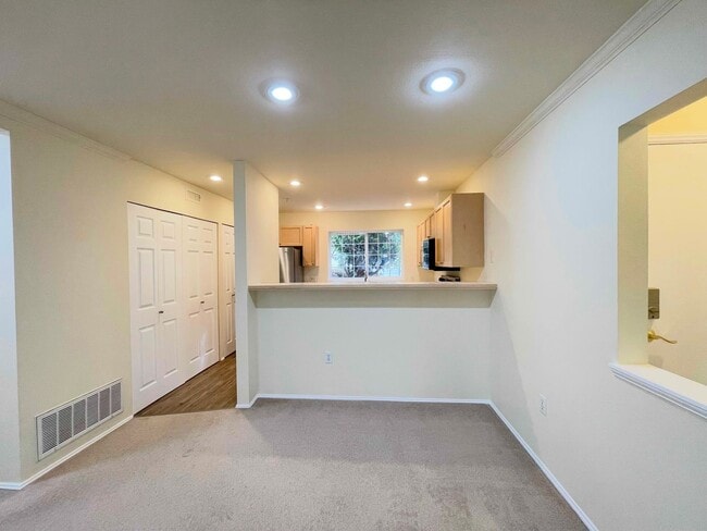 Building Photo - Bright 3-Bedroom Ground Floor Condo – Sundance at Klahanie, WA Updated & Move-In Ready with Clubh...