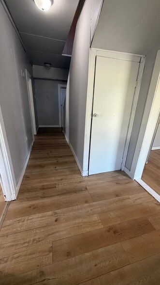 Foyer - 1108 Wyllie Ave