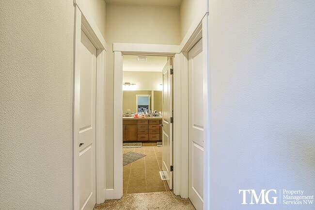 Building Photo - Spacious 4 BD Home with Private Backyard &...