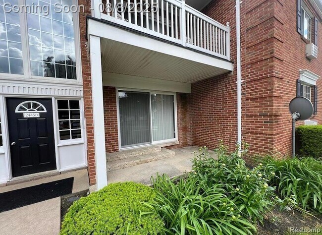 Building Photo - 2445 Torquay Ave