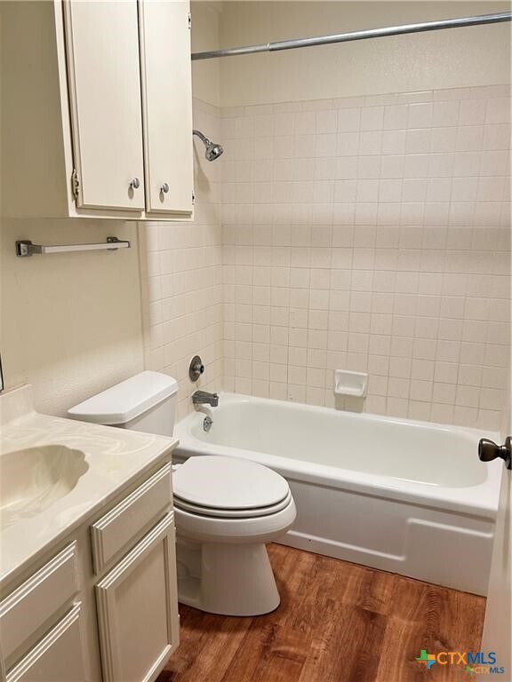 Building Photo - 1051 Country Club Dr