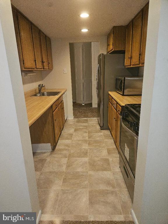 Building Photo - 326 Drummers Ln