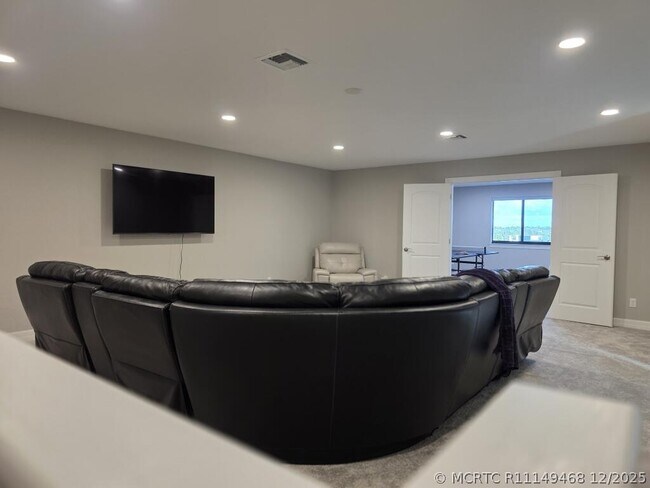 Building Photo - 527 SE Vallarta Dr