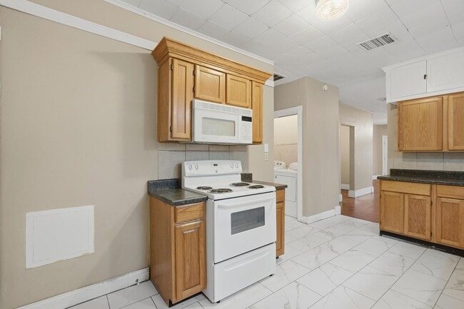 Building Photo - 1341 Hickory St