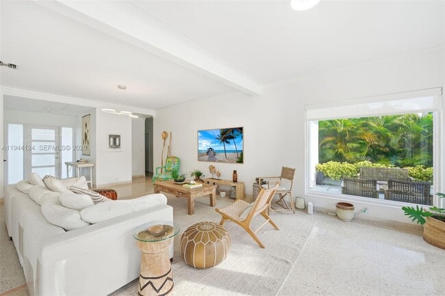 Building Photo - 950 S Shore Dr