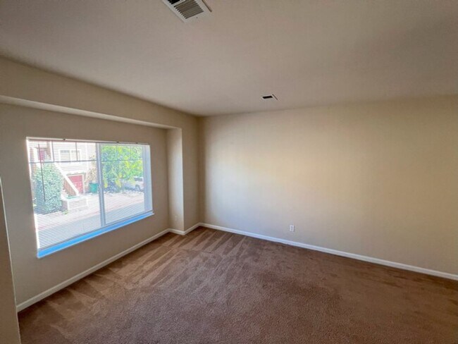 Building Photo - North Reno/UNR: Two Bedroom Townhome