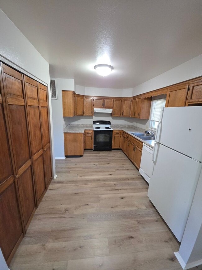 Building Photo - Awesome 3 bed 2 bath home!!!