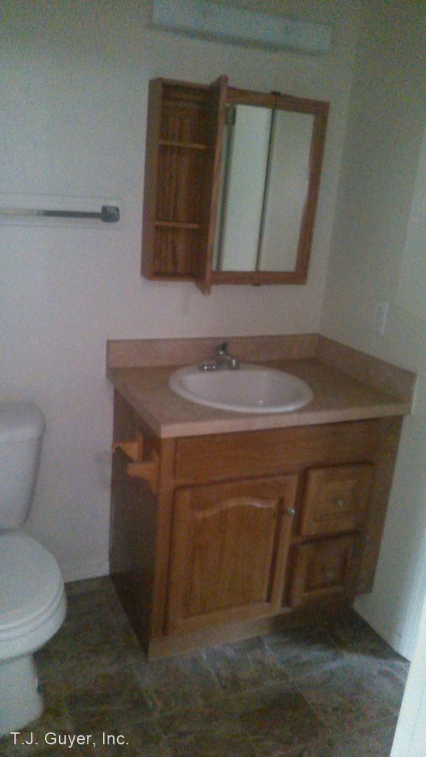 Building Photo - 1 br, 1 bath Apartment - 4702 108th Street...