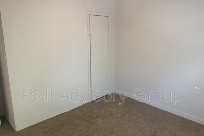 Building Photo - 3336 SE Girard St