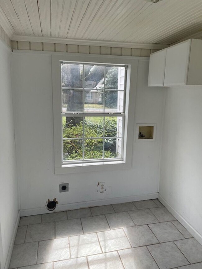 Building Photo - Perfect Home In Center of Winston-Salem!