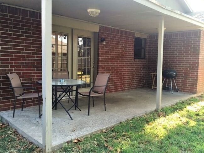 Building Photo - 3007 NE Lancaster Ln