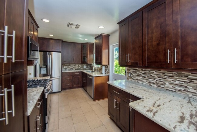 Building Photo - 20092 Bayview Ave