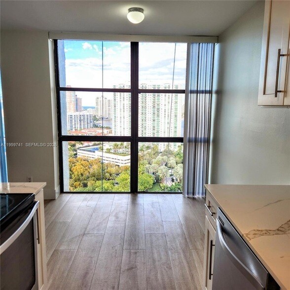 Building Photo - 18181 NE 31st Ct