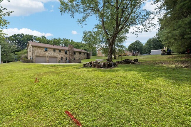 Building Photo - Pet Friendly Four Bedroom with Basement!