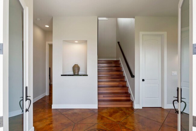 Building Photo - Upper Class Elegance in this 4 bed/3bath Home in Wailuku Country Estates- Unfurnished-Ocean Views...